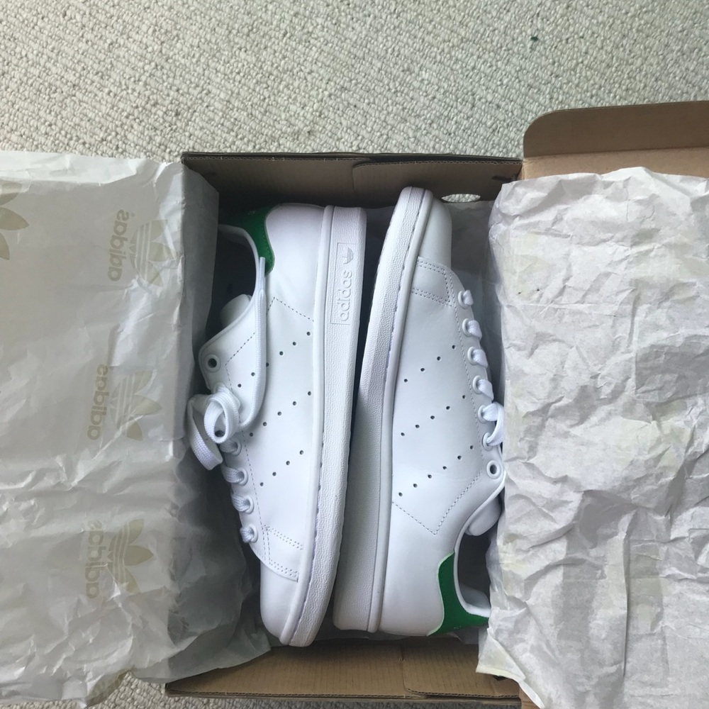 Brand new stand Smith’s with green back